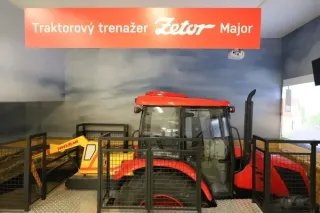 Červený traktor Zetor Major upravený jako jízdní simulátor v Národním zemědělském muzeu v Praze