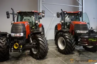 Dva červené traktory Case IH Puma X vystavené vedle sebe v hale