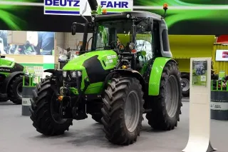 Zelený traktor Deutz-Fahr vystavený v hale