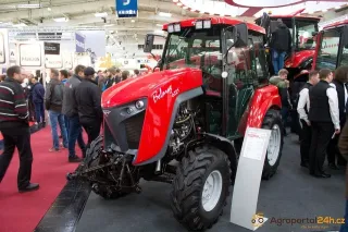 Červený traktor Belarus 622.5 vystavený na veletrhu