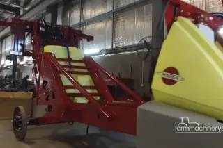 Červený zemědělský stroj s nádrží ve výrobní hale Hardi.