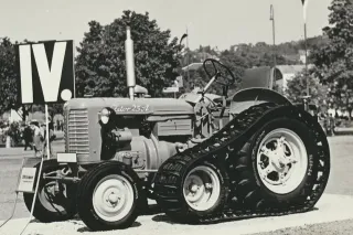 Historický černobílý snímek pásového traktoru Zetor 25A