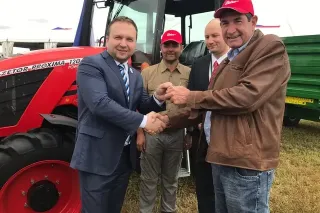 Předání klíčů od traktoru Zetor před několika účastníky
