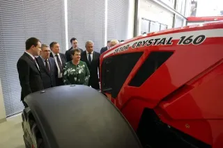 Skupina lidí si prohlíží červený traktor Zetor Crystal 160