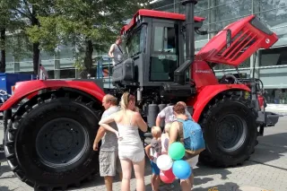Červený traktor Kirovec vystavený mezi návštěvníky