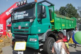 Zelený nákladní automobil Tatra se sklápěcí nástavbou ZDT