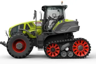 Traktor Claas Axion se zadním pásovým podvozkem na bílém pozadí