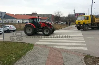 Červený traktor Zetor přejíždí přechod pro chodce