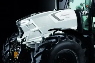 Detail bílého traktoru Lamborghini Mach na tmavém pozadí