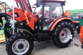 Červený traktor Ursus s čelním nakladačem na výstavě
