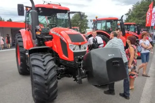 Červený traktor Zetor mezi návštěvníky veletrhu