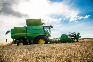 Sklízecí mlátička John Deere při sklizni obilí