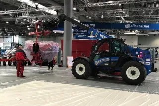 Manipulátor New Holland při přípravě veletržní expozice
