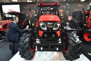Červený traktor Zetor na veletrhu mezi návštěvníky