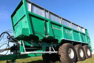 Zelené třínápravové rozmetadlo hnoje Samson US 340