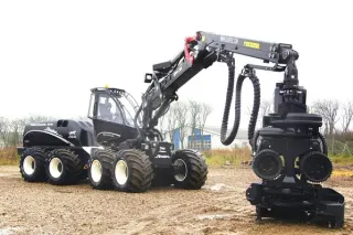 Černý lesní stroj Silvatec s hydraulickým ramenem