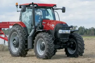 Červený traktor Case IH Maxxum na poli