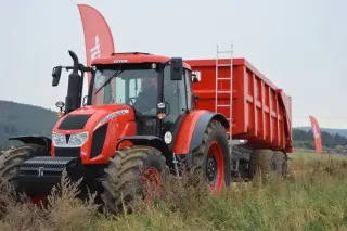 Červený traktor Zetor Forterra s návěsem