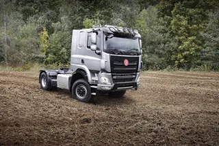 Šedý nákladní vůz Tatra Phoenix na poli