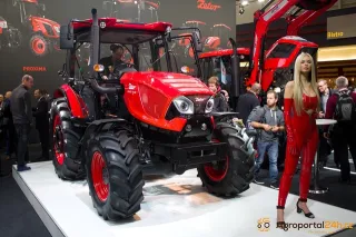 Červený traktor Zetor vystavený na veletrhu