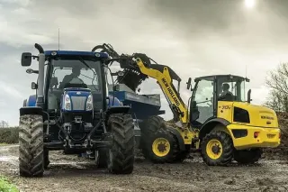 Traktor a žlutý kolový nakladač New Holland