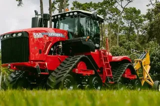 Červený pásový traktor Versatile DeltaTrack na poli