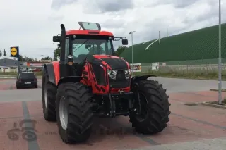 Červený traktor Zetor na silnici