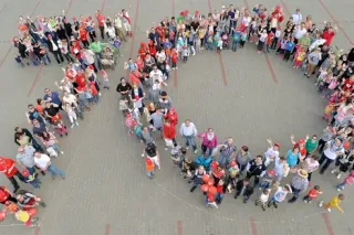Letecký pohled na dav lidí tvořící číslo 70