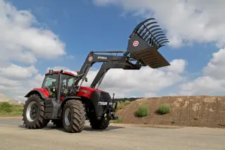 Červený traktor s čelním nakladačem Stoll
