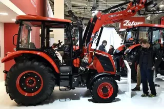 Červený traktor Zetor s čelním nakladačem na výstavě