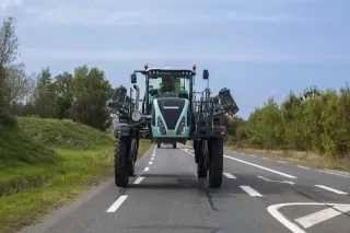 Modrý samojízdný postřikovač Berthoud Bruin na silnici
