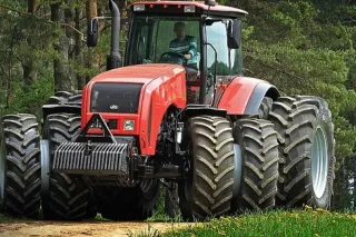 Červený traktor Belarus se zdvojenými koly