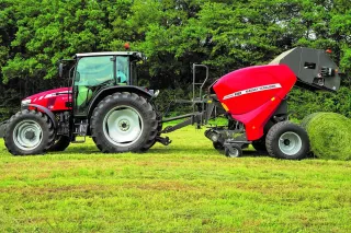 Červený traktor Massey Ferguson s lisem na kulaté balíky