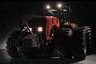 Červený traktor v reklamním videu.