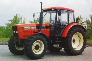 Červený traktor Zetor Forterra z bočního pohledu