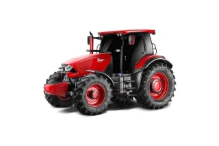 Červený traktor Zetor na bílém pozadí