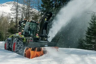 Sněžná fréza na traktoru Claas odklízí sníh