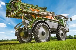 Samojízdný postřikovač Amazone Pantera na trávě