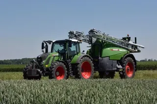 Zelený postřikovač Fendt na poli
