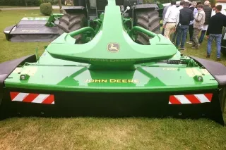 Zelený žací stroj John Deere na výstavě