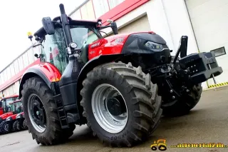 Červený traktor Case IH Optum před halou