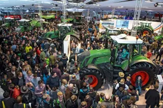 Návštěvníci a zemědělská technika na veletrhu Agritechnica