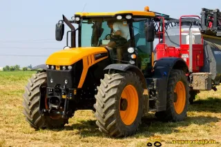 Žlutý traktor JCB Fastrac na poli