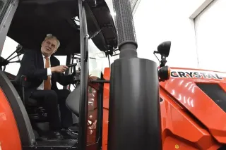 Prezident Miloš Zeman sedí v kabině traktoru Zetor