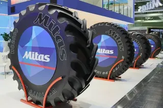 Zemědělské pneumatiky Mitas vystavené v hale