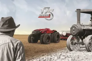 Historický parní stroj a futuristický traktor Case IH na poli