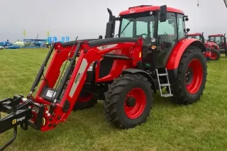 Červený traktor Zetor s čelním nakladačem na výstavě