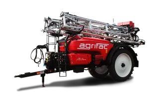Červený tažený postřikovač Agrifac Milan na bílém pozadí