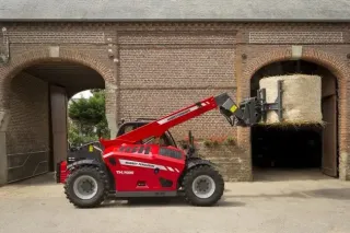 Teleskopický manipulátor Massey Ferguson převáží balík slámy
