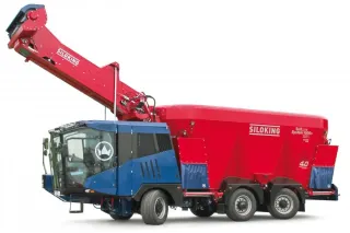 Modro-červený samojízdný krmný vůz Siloking